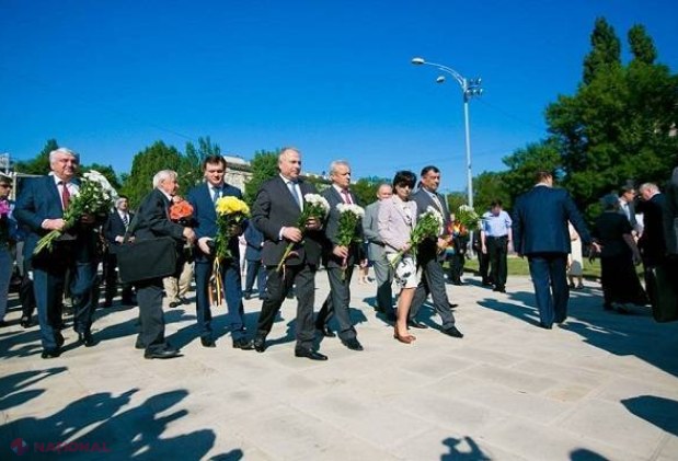 FOTO // Flori și lacrimi în scuarul Gării