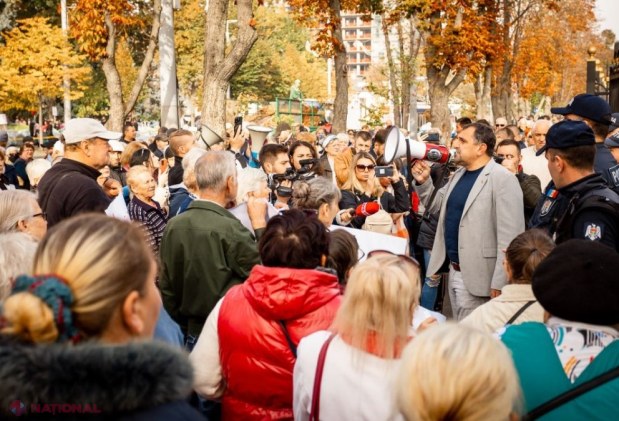 Protestatarii din fața Parlamentului se plâng că au fost împiedicați să picheteze Președinția în timpul vizitei comisarului european Johannes Hahn: „Solicităm comisarului european să facă cunoștință cu cererile protestatarilor”