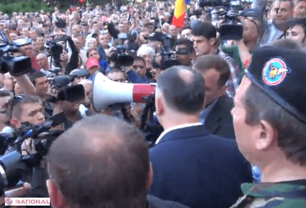 VIDEO // PROTESTELE din centrul capitalei: O primă tentativă de a intra cu FORȚA în Parlament a eșuat