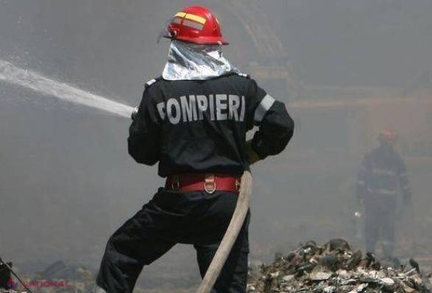 EXPLOZIE într-un bloc de locuinţe. Trei locatari, DUŞI de URGENŢĂ la spital 