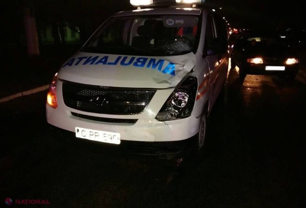 FOTO // „Salvarea” l-a omorât: Un bărbat, lovit MORTAL de o Ambulanță