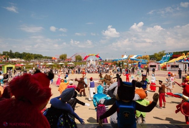 FOTO // Parcul de distracții „OrheiLand” a fost REDESCHIS. Primăria Orhei anunță că la deschidere au participat zeci de mii de părinți și copii