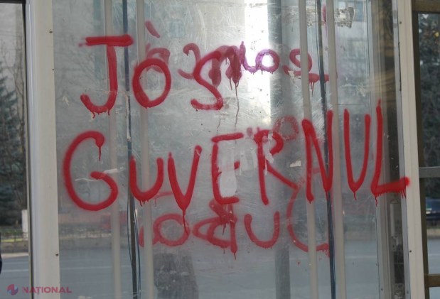 FOTO Lozinci anti-Guvern scrise cu ROȘU la stații au împânzit Chișinăul