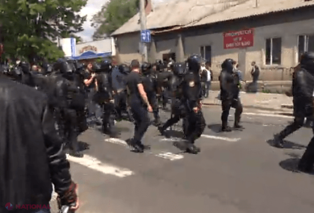 VIDEO // Marșul „Fără Frică”. Sute de polițiști au fost mobilizați la această acțiune. Manifestanții au fost ÎMPROȘCAȚI cu ouă și stropiți cu agheasmă  