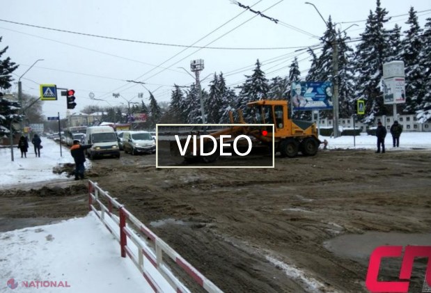 VIDEO // O stradă importantă din Bălți a devenit impracticabilă după ninsorile căzute: „Anterior se circula greu din cauza gropilor, dar acum pare o misiune imposibilă de a trece”