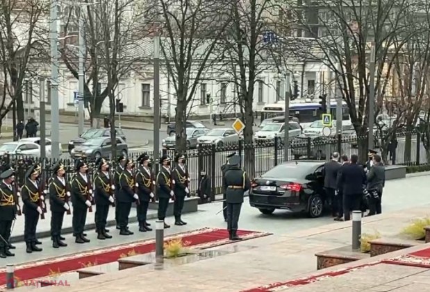 FOTO, VIDEO // Igor Dodon, HUIDUIT în momentul în care a părăsit sediul Președinției. Mașina care l-a așteptat pe SCĂRILE instituției a plecat în trombă