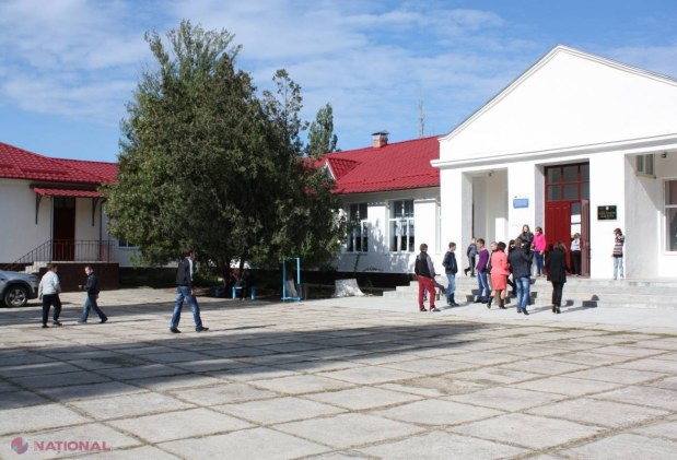 Bucăți de proiectile, în podul școlii din Cocieri