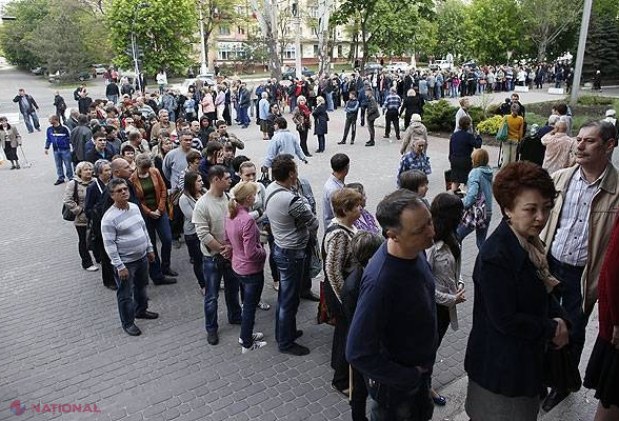 FOTO Ucraina // La vot cu automate în mână și urne ținute de separatiști pe brațe