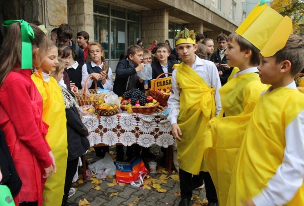 Elevii de la „Gheorghe Asachi” au început să adune bani pentru aniversarea a 150-a a liceului. Vezi ce au vândut