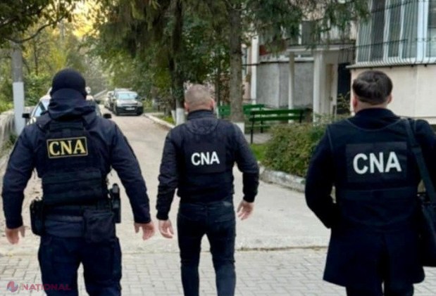 VIDEO // Ofițerii CNA au descins cu percheziții la șase persoane din Cimișlia și Cahul, membri ai rețelei lui Șor, care ar fi corupt votanții la alegerile prezidențiale și referendumul privind aderarea la UE