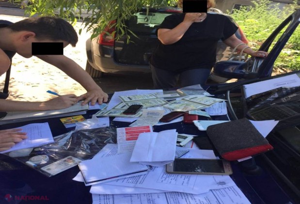 Falsificau ACTE pentru a ajuta oamenii să obțină credite de la bănci, apoi le solicitau 10% din bani: Cine sunt infractorii 
