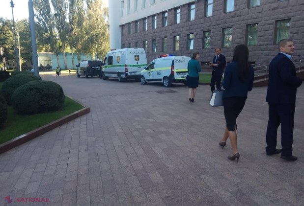 FOTO // Alertă cu BOMBĂ la Parlament: Poliția și pompierii, la fața locului. Cine este persoana care a spus că „ARUNCĂ în aer” Legislativul