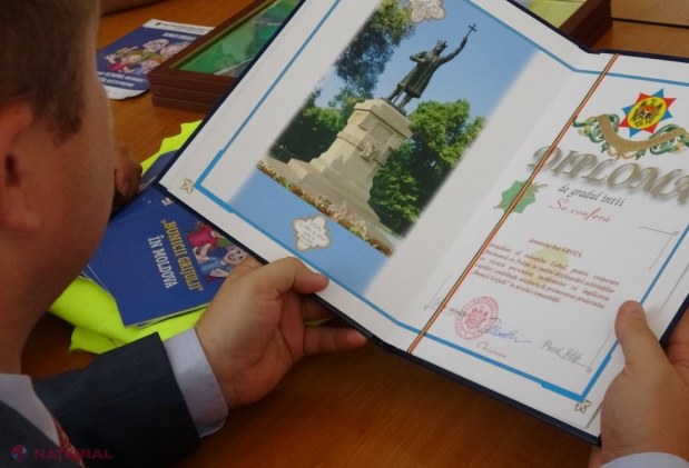 FOTO // Pensionarii din R. Moldova, convinși să se implice în proiectul „Bunici Grijulii” cu cartele de reducere la farmacii și sejururi gratuite la sanatoriu