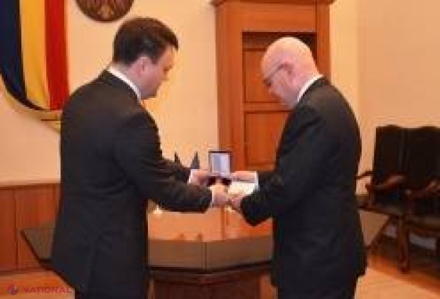 FOTO // Doi oficiali străini, decorați la Chișinău