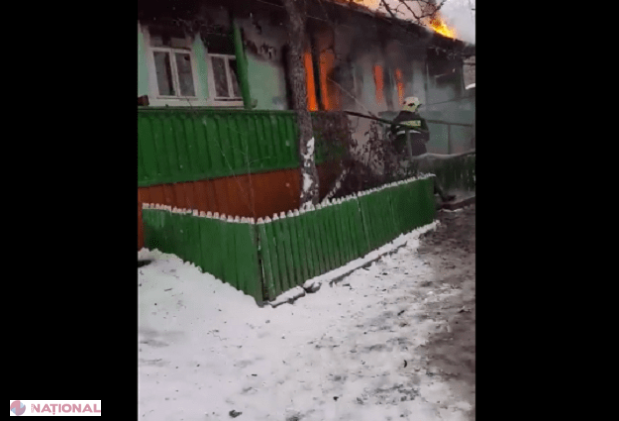 VIDEO // O casă din Hâncești, făcută SCRUM în prezența pompierilor care au venit cu FURTUNUL spart la intervenție: IGSU anunță anchetă