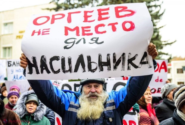 FOTO // Andrei Năstase și Maia Sandu, huiduiți la Orhei. Sute de protestatari i-au acuzat pe cei doi politicieni că ar „sprijini un violator”