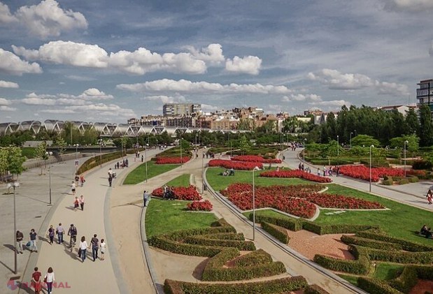 FOTO // Soluție pentru Chișinău? O capitală europeană a transformat 24 de autostrăzi urbane în parcuri riverane, cu plaje urbane și 30 km de piste pentru biciclete