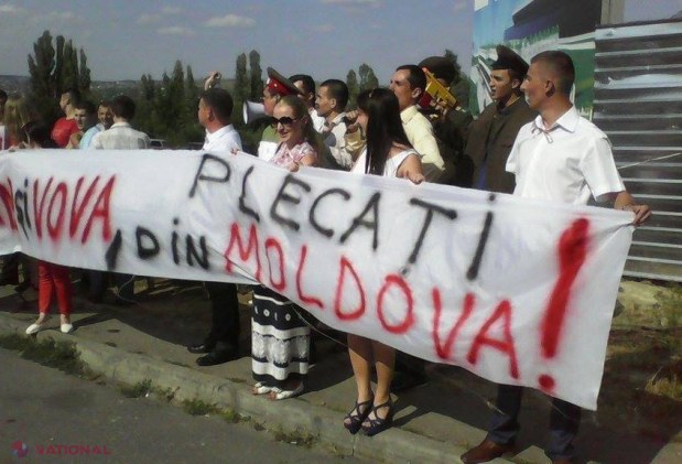 FOTO // Protestatari „ÎNARMAȚI”, în fața Aeroportului din Chișinău. Îl așteaptă pe Rogozin
