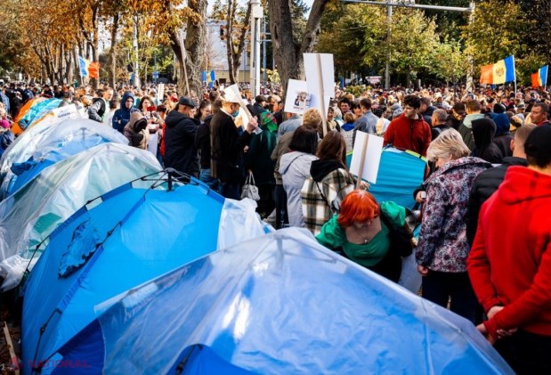 Un nou protest în fața Președinției și Parlamentului. Ilan Șor a îndemnat protestatarii să instaleze mai multe corturi în fața instituției prezidențiale. „Orășelul schimbării” s-ar putea extinde în toată capitala!