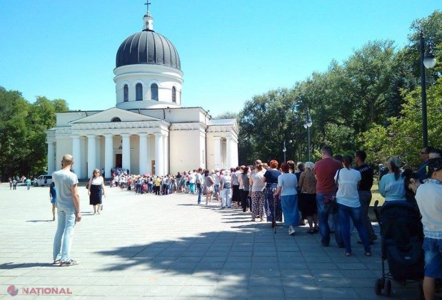 FOTO // În RÂND la Catedrală. Sute de enoriași stau la coadă cu flori în mâini