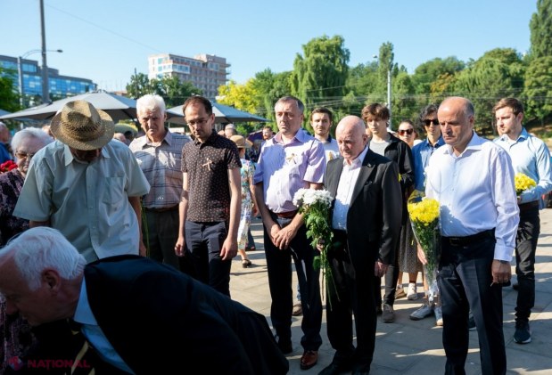 VIDEO, FOTO // Lacrimi și tristețe la monumentul „Trenul durerii”, în memoria victimelor celui de-al doilea val al deportărilor staliniste din anul 1949. Putin, somat să plătească DESPĂGUBIRI familiilor deportate în vagoane pentru ANIMALE