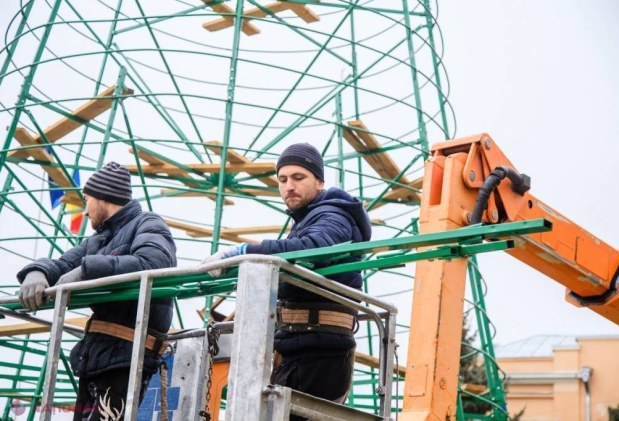 FOTO // Startul sărbătorilor de iarnă la Orhei va fi dat pe 10 decembrie. Autoritățile au început deja instalarea pomului de Crăciun
