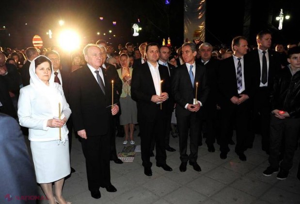 REPORTAJ FOTO // Mitropolitul Vladimir şi conducerea statului au împărţit FOCUL HARIC enoriaşilor