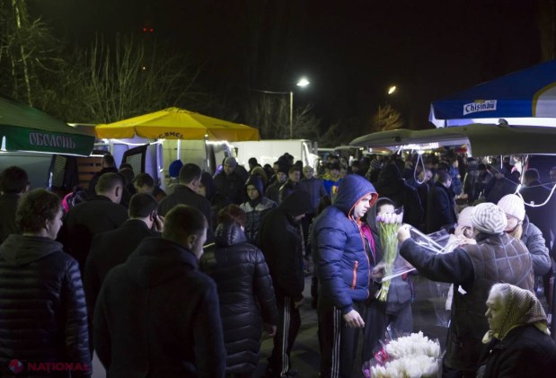 REPORTAJ FOTO // Piaţa de FLORI, luată cu asalt de bărbaţi în ajunul zilei de 8 Martie