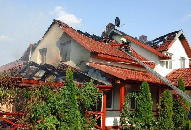 FOTO // Un hotel din apropierea satului Măgdăceşti, CUPRINS de FLĂCĂRI