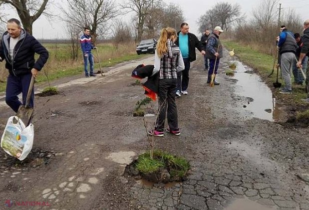 Protest INEDIT din cauza gropilor de pe drumuri: „Au evitat o groapă și au murit. Avea 26 de ani și o viață înainte