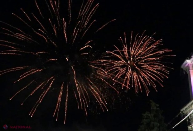FOTO // Așa arătau curțile blocurilor de locuit din centrul Chișinăului după focurile de artificii de la concertul lui Igor Dodon