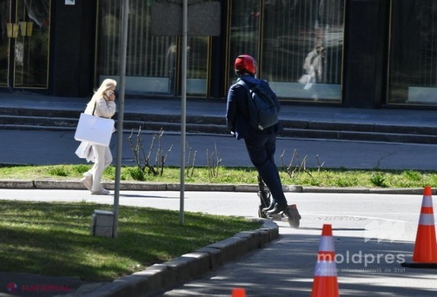 FOTO // Ministrul Finanțelor, cu trotineta la SERVICIU. Andrian Gavriliță a renunțat la mașina de serviciu pentru a economisi bani și timp în ambuteiajele din Chișinău
