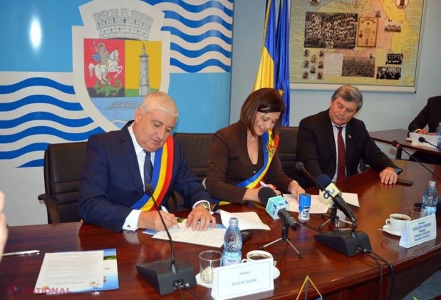 FOTO // Încă o localitate din R. Moldova s-a ÎNFRĂȚIT cu un municipiu din România: „Vreau să îi mulțumesc poporului român pentru miile de burse oferite copiilor noștri din R. Moldova”