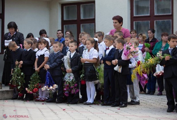 REPORTAJ FOTO // Președintele Timofti și-a retrăit PRIMUL SUNET la școala din sat