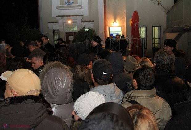 FOTO // Vezi câți OAMENI stăteau la secțiile de vot din Chișinău după ora 21.00