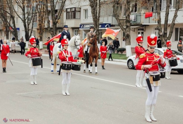 FOTO // Hramul Orheiului, în TOI. Mii de orheieni au defilat la PARADA din centrul orașului. Cei prezenți așteaptă extragerea la TOMBOLA cu 200 de premii valoroase