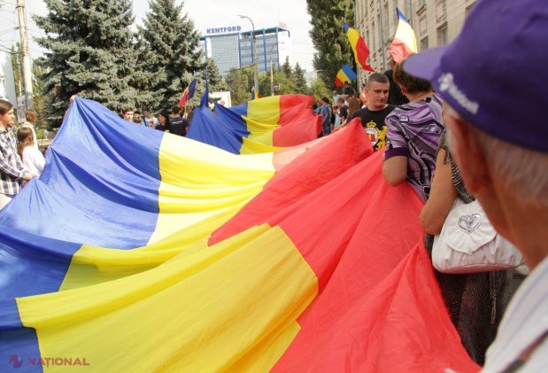 REPORTAJ FOTO // Tricolor IMENS, pe străzile capitalei. Este dus de sute de tineri