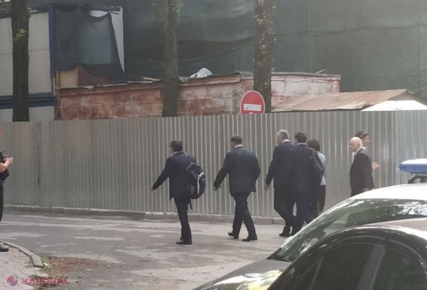 FOTO, VIDEO, UPDATE // „DESANTUL” de la „ACUM” nu a făcut declarații după întâlnirea cu Kozak: Cine sunt deputații Blocului „ACUM” care au mers la Reședința de stat