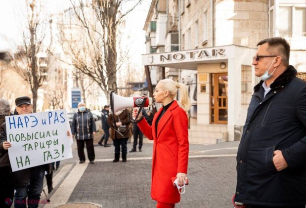 FOTO // Reprezentanții și simpatizanții Partidului „ȘOR” au PROTESTAT în fața ANRE și au cerut DEMISIA conducerii aceste instituții: „VAMPIRII energetici ai Moldovei”