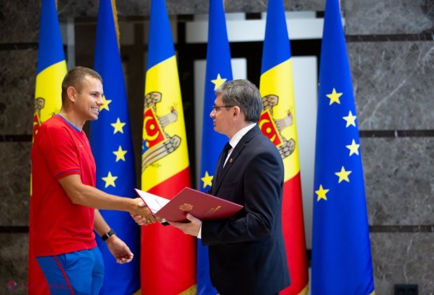 FOTO // Naționala de FOTBAL pe plajă a ajuns la Parlament. Mesajul transmis de Igor Grosu jucătorilor noștri, care au ajuns, în PREMIERĂ, în elita fotbalului pe plajă