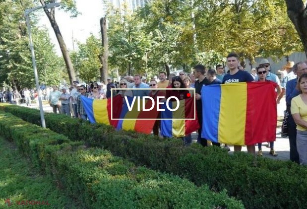 VIDEO // Unioniștii au fost alungați de la protestele împotriva sistemului mixt. „Nu este normal ca Tulbure, care l-a slujit pe Voronin, să o facă astăzi pe democratul”