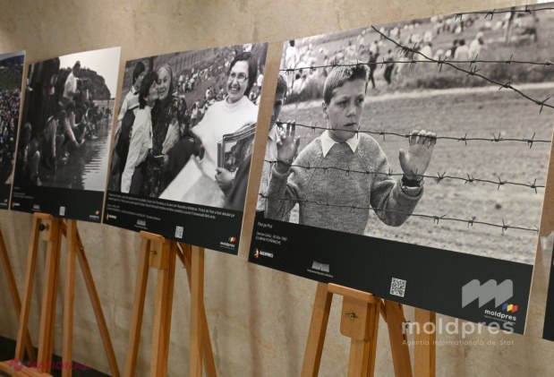 FOTO // Expoziție inedită la Parlament. Imagini-document din 1990, expuse pentru a marca 35 de ani de la Podul de Flori
