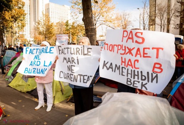Un nou flashmob în fața Președinției: „Facturile lor ne electrocutează”