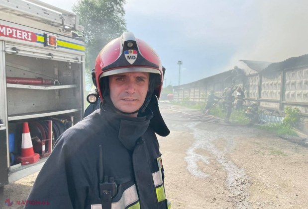 VIDEO, FOTO // Incendiu de proporții la un DEPOZIT din capitală. Patru autospeciale au intervenit pentru a nu admite răspândirea flăcărilor spre un transformator electric