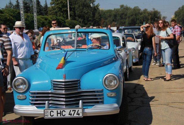 Reportaj FOTO // Mașina lui James Bond, în centrul Chișinăului