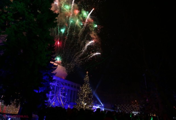 VIDEO, FOTO // REVELION cu focuri de ARTIFICII spectaculoase la Târgul de Crăciun. Cei prezenți au asistat la un concert susținut de „Gândul Mâței”, „Brio Sonores”, „Noroc” și Vali Boghean Band