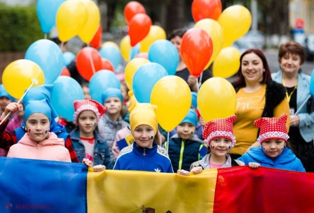 FOTO // În numele UNITĂȚII, Primăria Orhei a instalat câte un drapel pentru fiecare municipiu și raion din republică de Ziua Drapelului de Stat