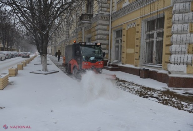Autoritățile capitalei au decis să cumpere, URGENT, material antiderapant, pentru a putea face față ninsorilor puternice anunțate pentru duminică