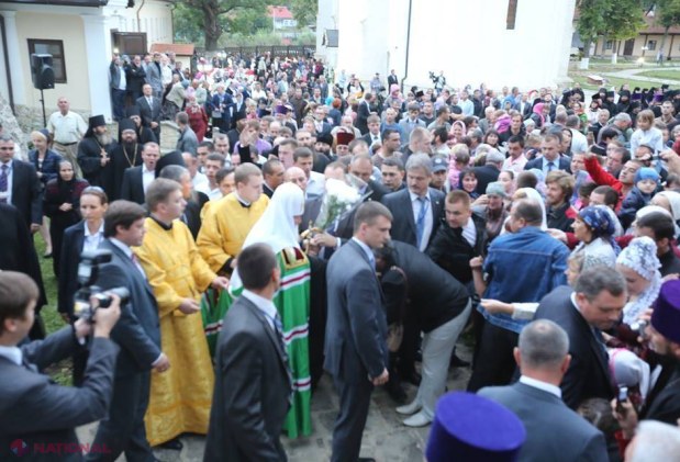 FOTO // Patriarhul Kiril, întâmpinat cu trandafiri albi la Căpriana