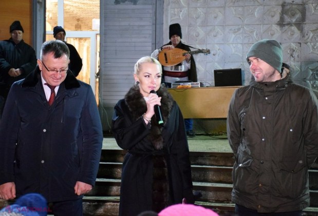 FOTO // Echipa lui Ilan Șor de la Orhei INAUGUREAZĂ pomi de Crăciun în toate cele 74 de localități din raion